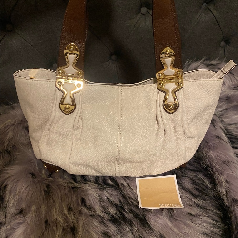 🔥NEVER USED Michael Kors pleated style cream leather body shoulder bag.